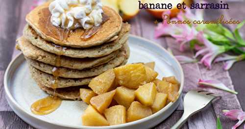 Pancakes à la banane et flocons de sarrasin, accompagnés de pommes caramelisées 