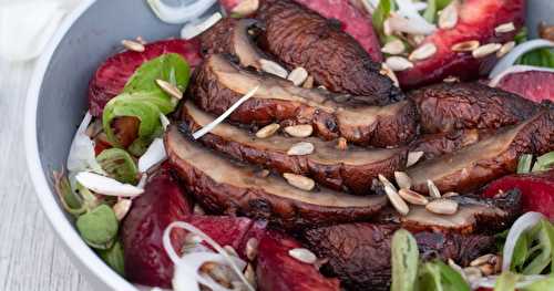 Salade de pêches de vignes aux champignons grillés