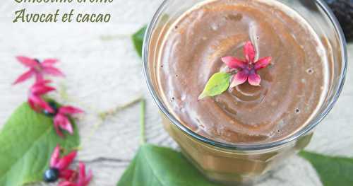 Smoothie crème à l'avocat et cacao cru