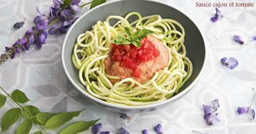 Spaghetti de courgettes à la sauce tomate et noix de cajou 