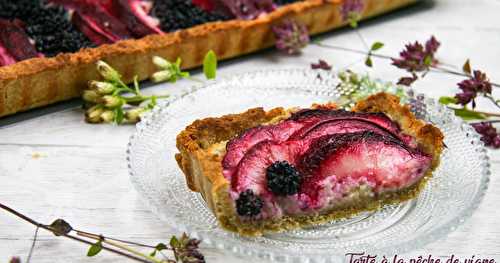 Tarte à la pêche de vigne et aux mûres