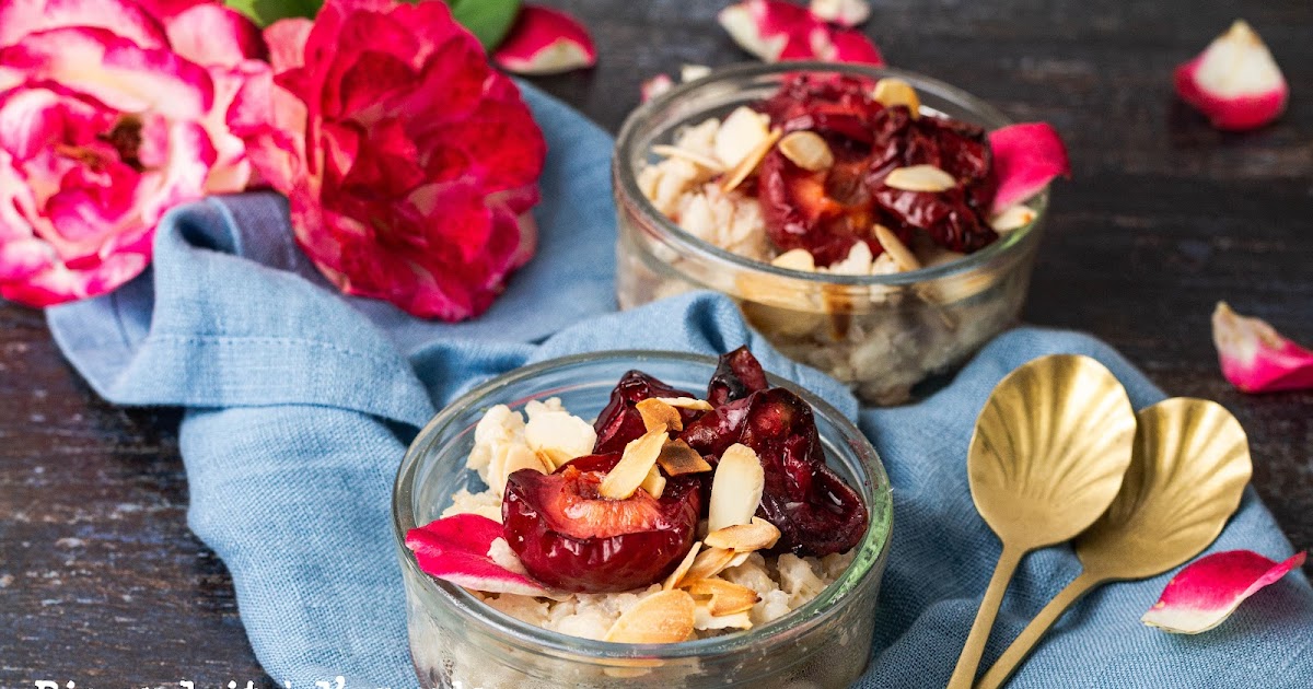 Riz au lait d'amande à la fève tonka et prunes rôties