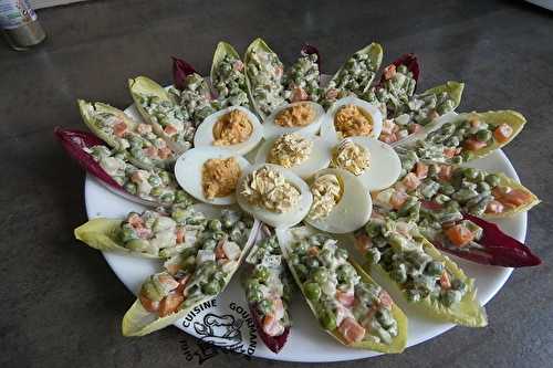 Oeufs mimosa au chèvre sur lit de macédoines