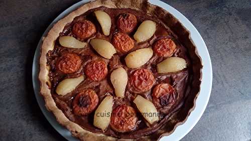 Tarte au chocolat au lait avec poires et abricots