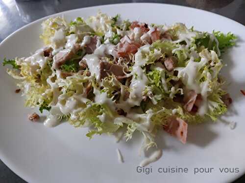 Salade frisée au poulet & bacon avec sauce César maison