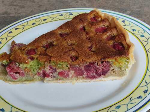 Tarte crème pistachée aux cerises du jardin