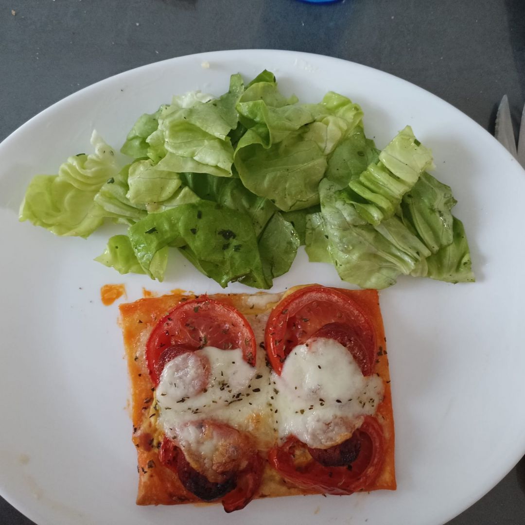 Feuilleté tomate moutardée chorizo et mozzarella à l'origan