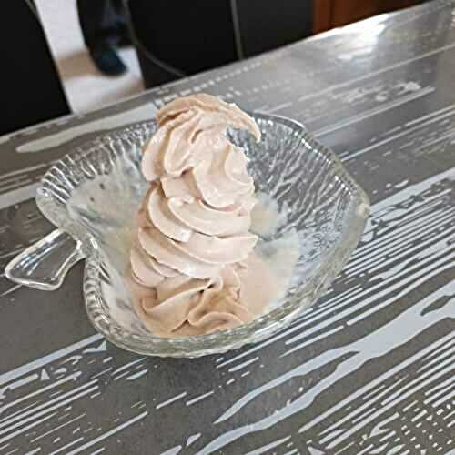 Crème glacée au mars avec la swirl Ninja