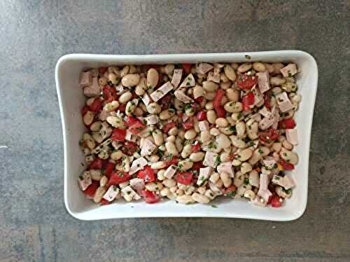 Salade d'haricots blancs, tomates et cervelas