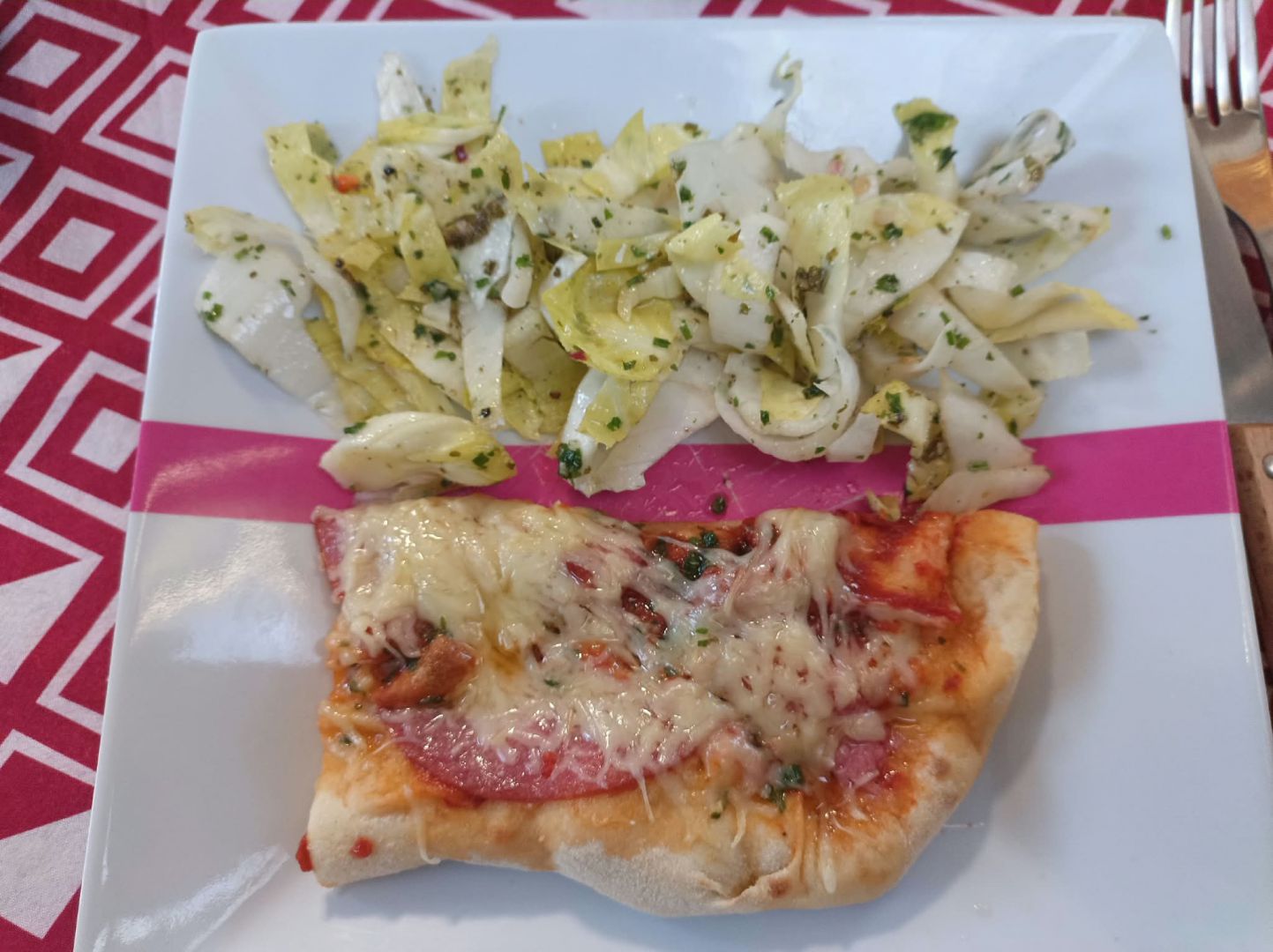 Pinsa tomate salami et Comté au cake factory