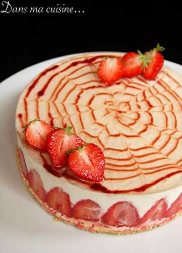 Entremets fraise et noix de coco sur sablé breton