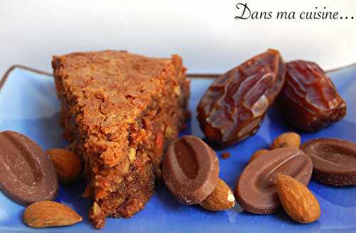 Gâteau riche au chocolat au lait, amandes et dattes