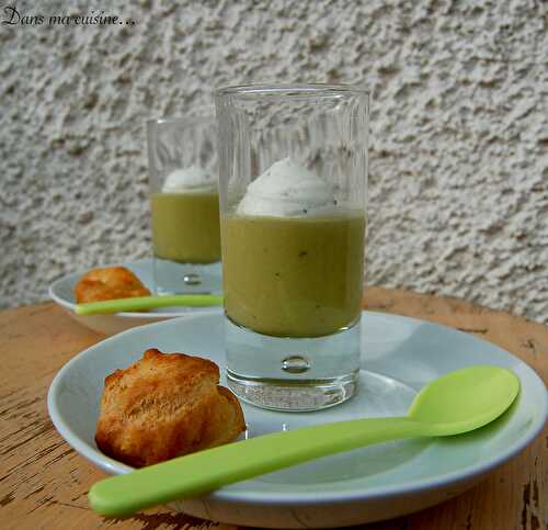 Petit amuse bouche: Purée de petits pois et crème montée