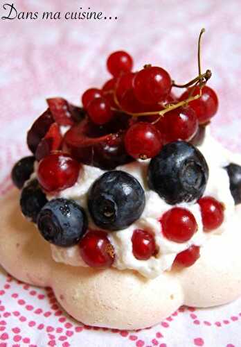 Petites Pavlovas aux myrtilles, groseilles et cerises Burlat