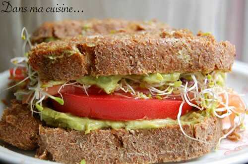 Sandwich au pain essène, purée d'avocat, saumon fumé et alfalfa germée