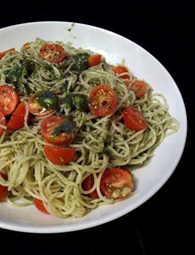 Spaghettis au pesto de fanes de carottes et tomates cerises