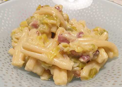 One pot pasta aux poireaux, lardons et crème moutardée