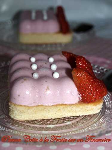 Panna cotta à la fraise sur un financier