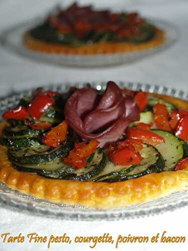 Tarte fine au pesto rosso, courgette, poivron et bacon