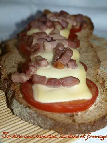 Tartine aux tomates , lardons et fromage