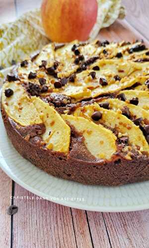 Gâteau au chocolat , pommes et pralin