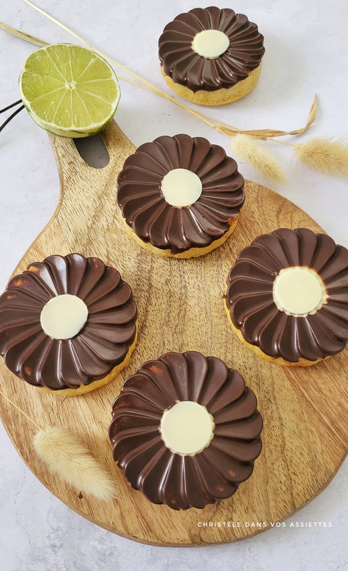 Gâteau au citron vert et sa coque au chocolat