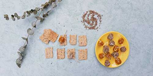 Crackers et bouchées de chèvre frais aux graines de chanvre