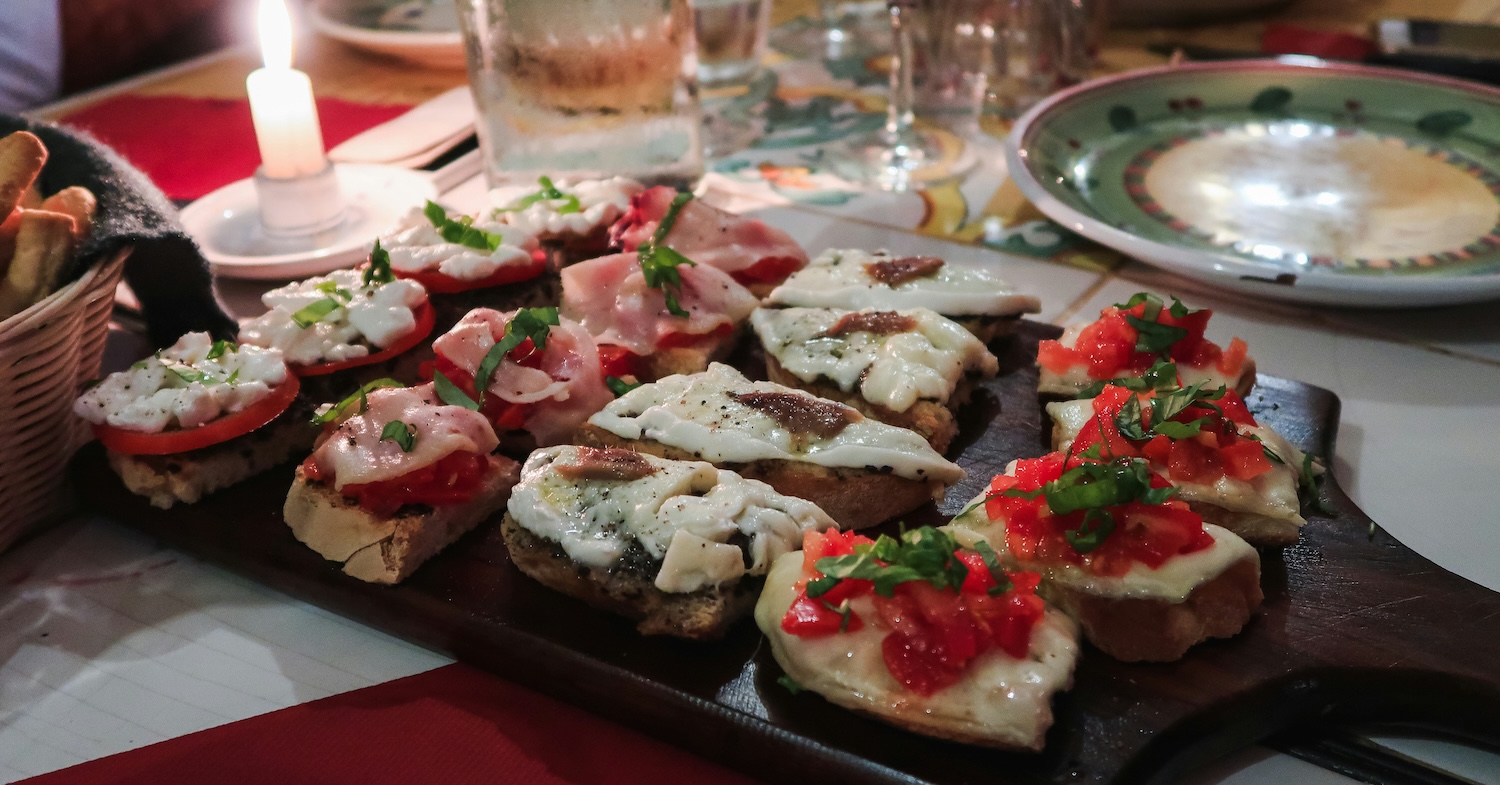 Que faire avec du pain dur ? La bruschetta à l’italienne, la solution gourmande et anti-gaspi