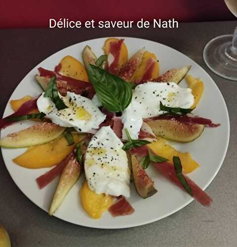 Salade figues, pêches, mozzarella et jambon de Parme