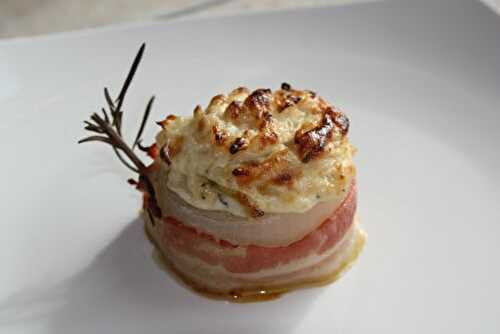 Oignons farcis au parmesan en robe de lard