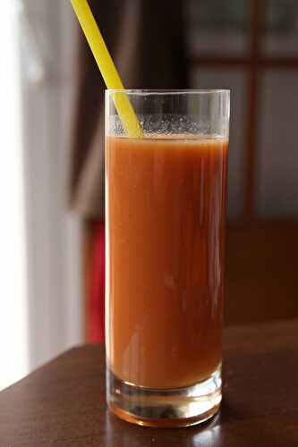 Smoothie mangue, grenade, fraise et orange