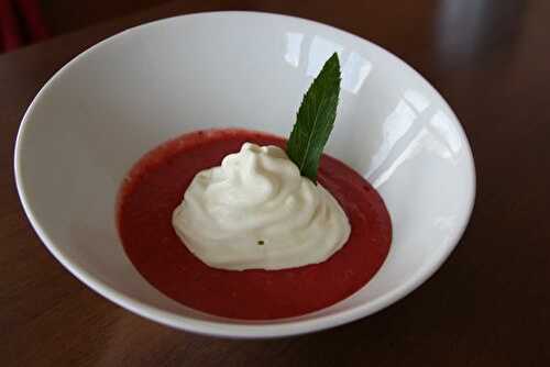 Soupe de fraises et mousse à la menthe (siphon) - Délices et Saveurs