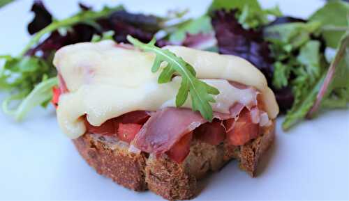 Bruschetta : Tomates, Oignons, Jambon de Pays et Gruyère - Délicimô ! Blog de Recettes de Cuisine et Pâtisserie