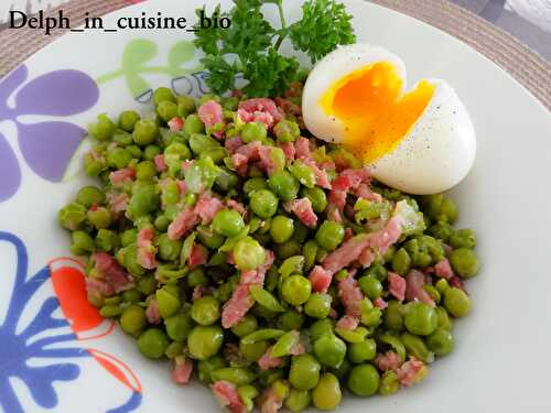 Petits pois, oignons, lardons et œufs mollets