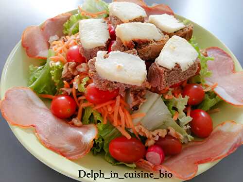 Salade de chèvre chaud, tomate et lomo