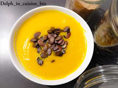 Velouté de butternut et lentilles corail aux graines de courge