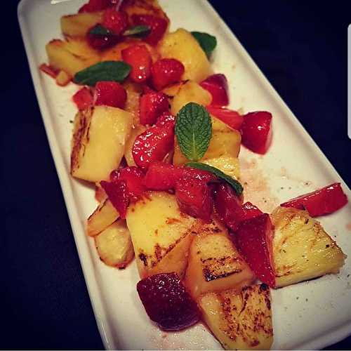 Ananas grillé et fraises au sucre à la menthe