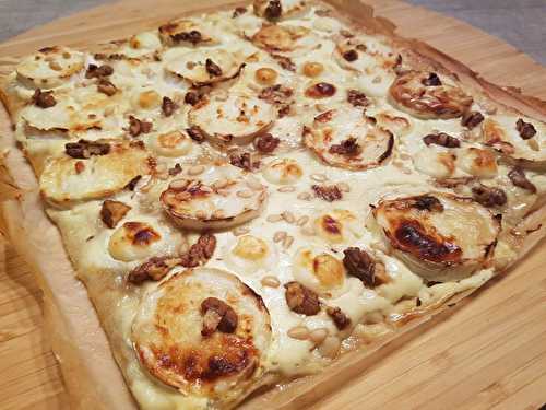 Pizza chèvre miel pignon et mozzarella