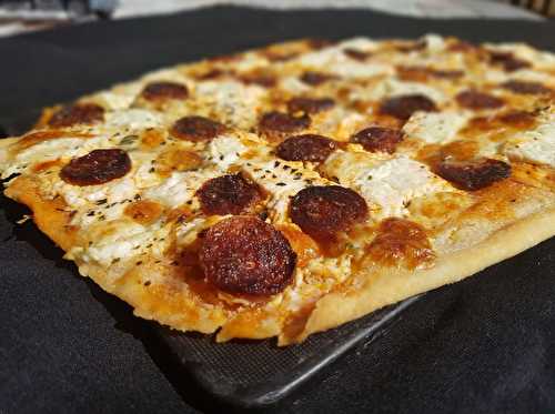 Pizza fromage et chorizo
