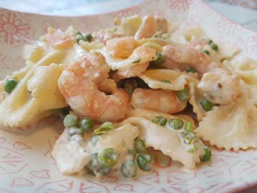 Salade de pâtes aux crevettes, saumon et petits pois