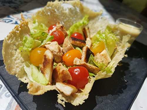 Salade de poulet dans son assiette de parmesan