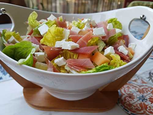 Salade, feta, jambon cru et melon