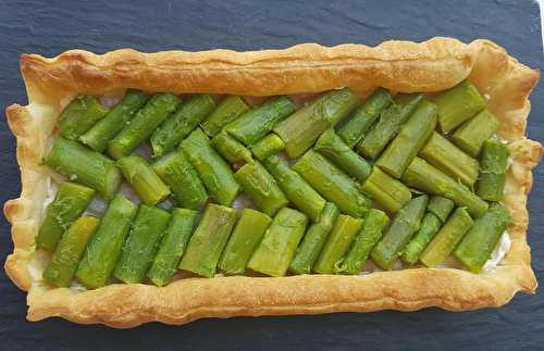 Tarte aux asperges et crevettes sur lit de fromage