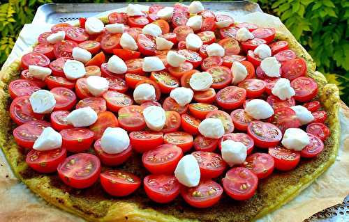 Tarte fine tomates cerises, pesto et mozzarella