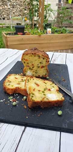 Cake petits pois, chèvre frais et poivron