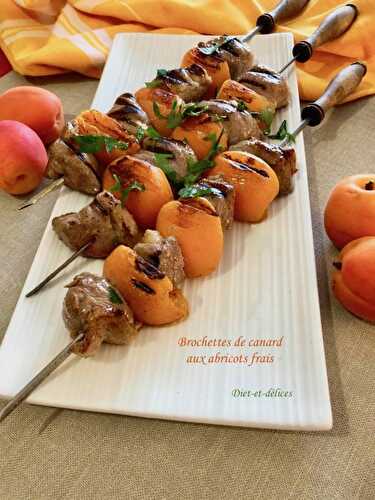 Brochettes de canard aux abricots frais