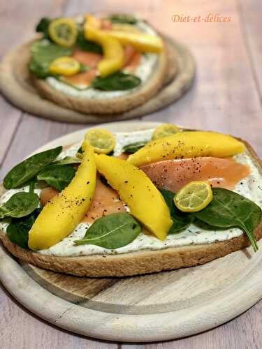 Bruschetta au saumon fumé, mangue et épinards