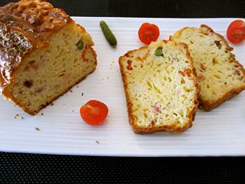 Cake aux lardons, cornichons et tomate