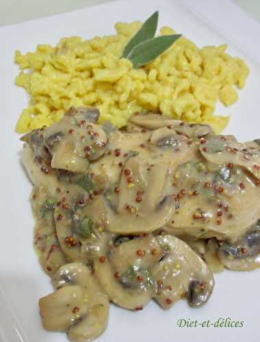 Filets de poulet, sauce aux champignons, moutarde et sauge