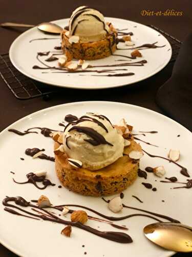 Glace à la vanille sur son cookie, chocolat fondu et amandes fraîches